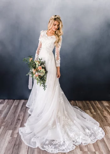 2019 New Simple A-line Modest Wedding Dresses With Long Sleeves Scoop Neck Champagne Lace Appliques Flowers Modest LDS Bridal Gown